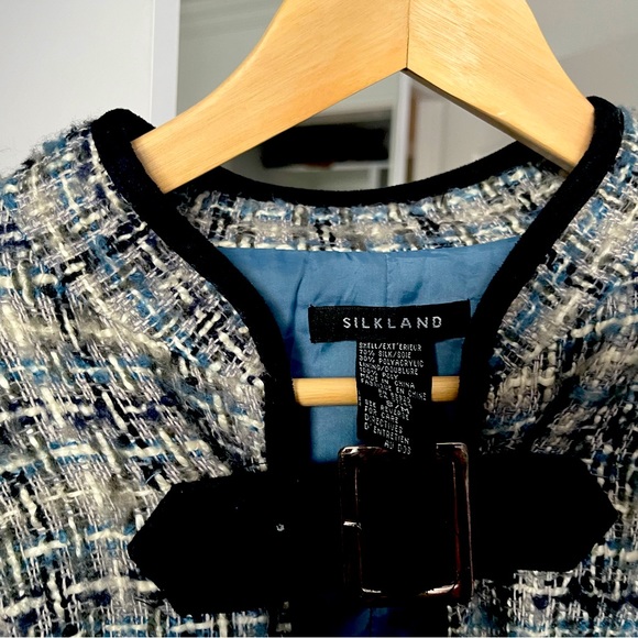 Cape - Picture 2 of 2